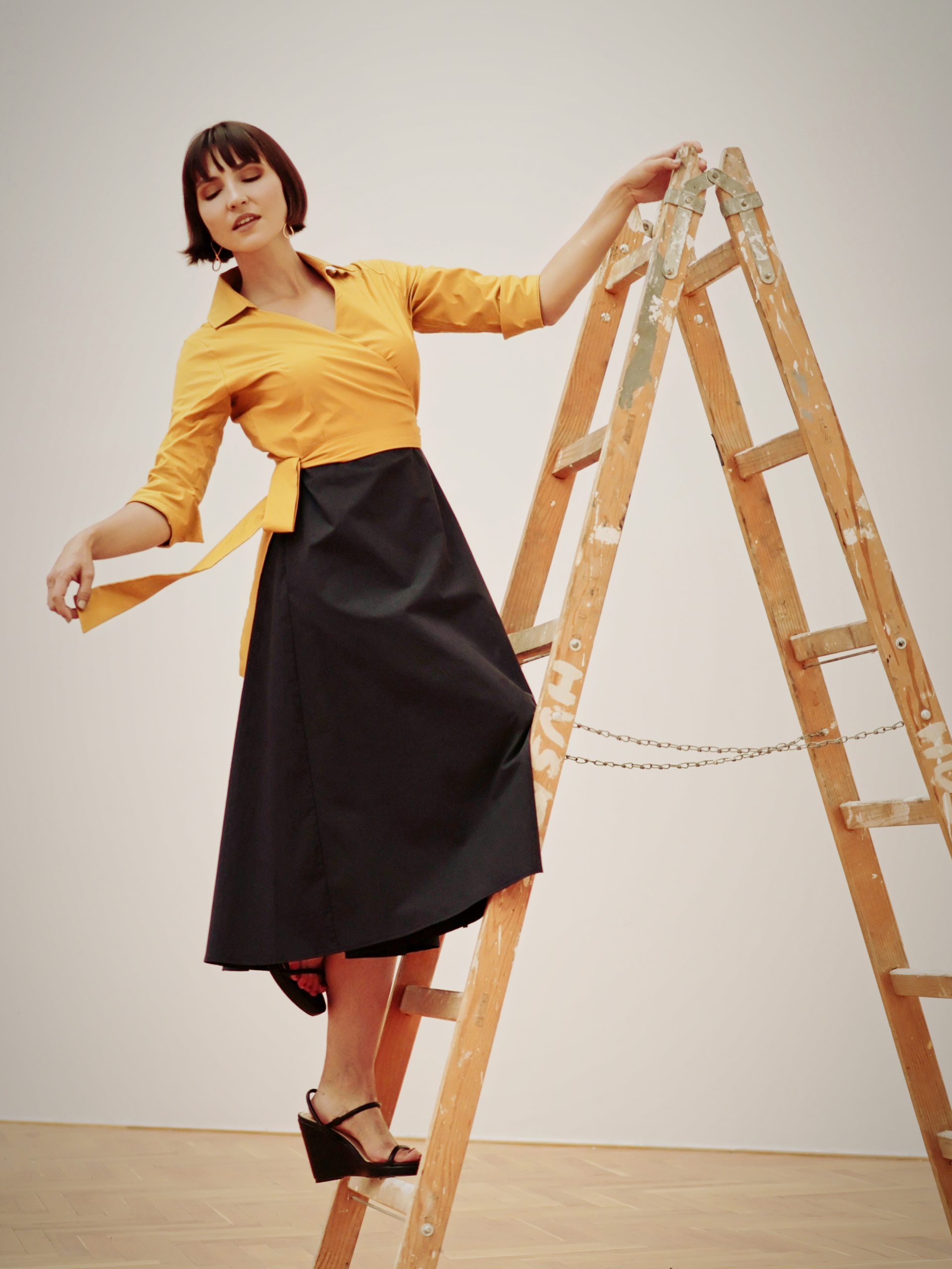 Šaty Zavinovací žlutočerné1