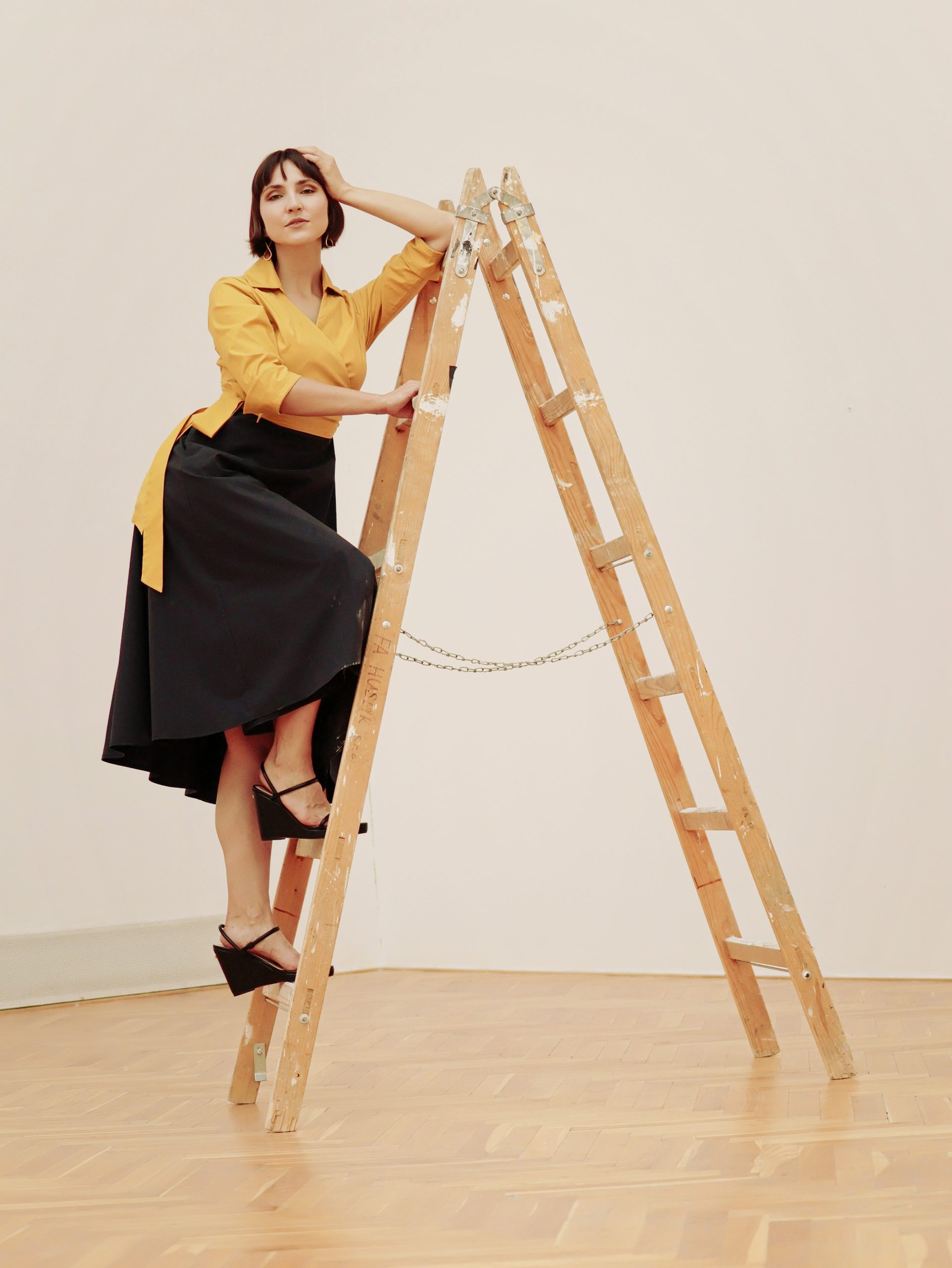 Šaty Zavinovací žlutočerné2