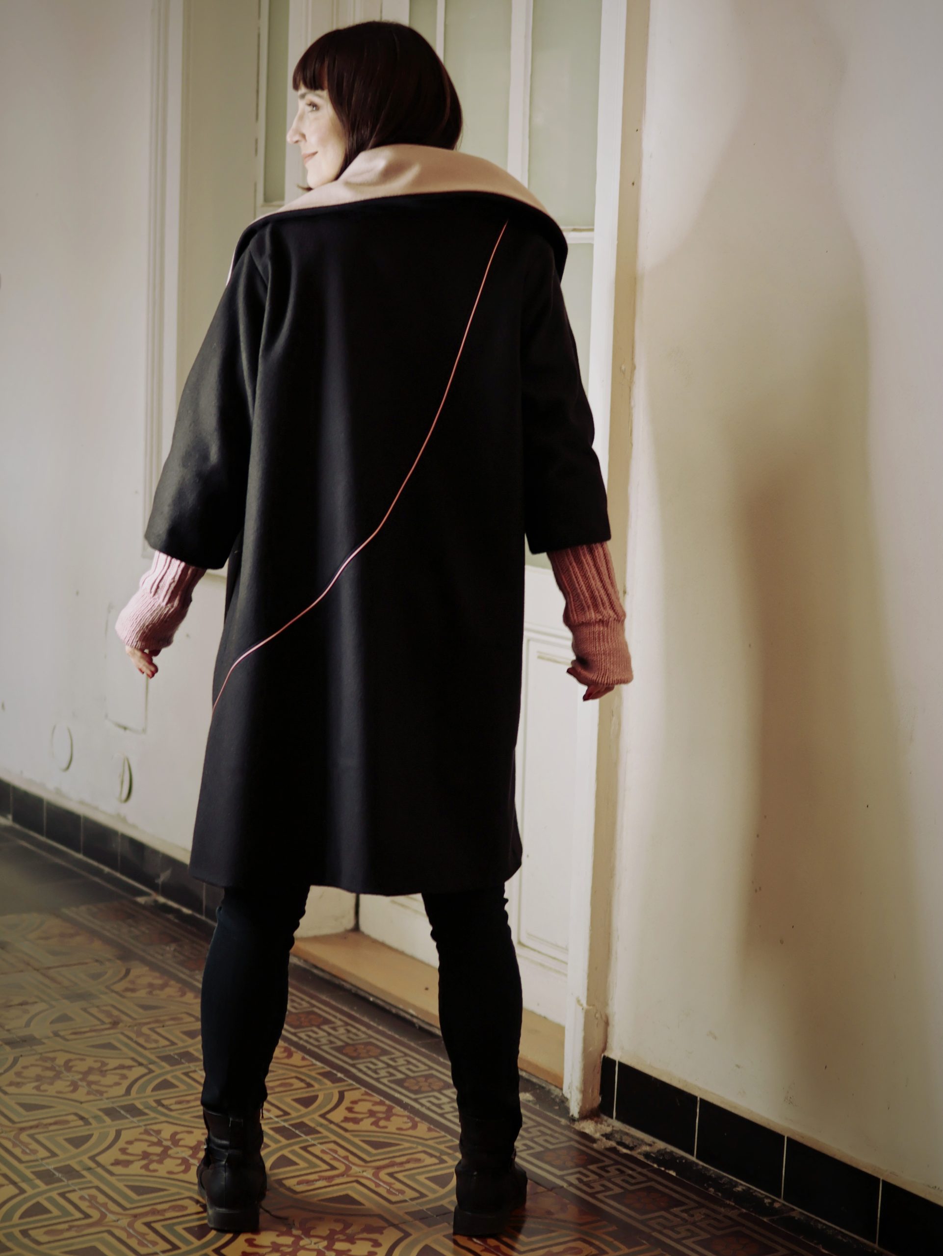 kabát s náplety černorůžový2