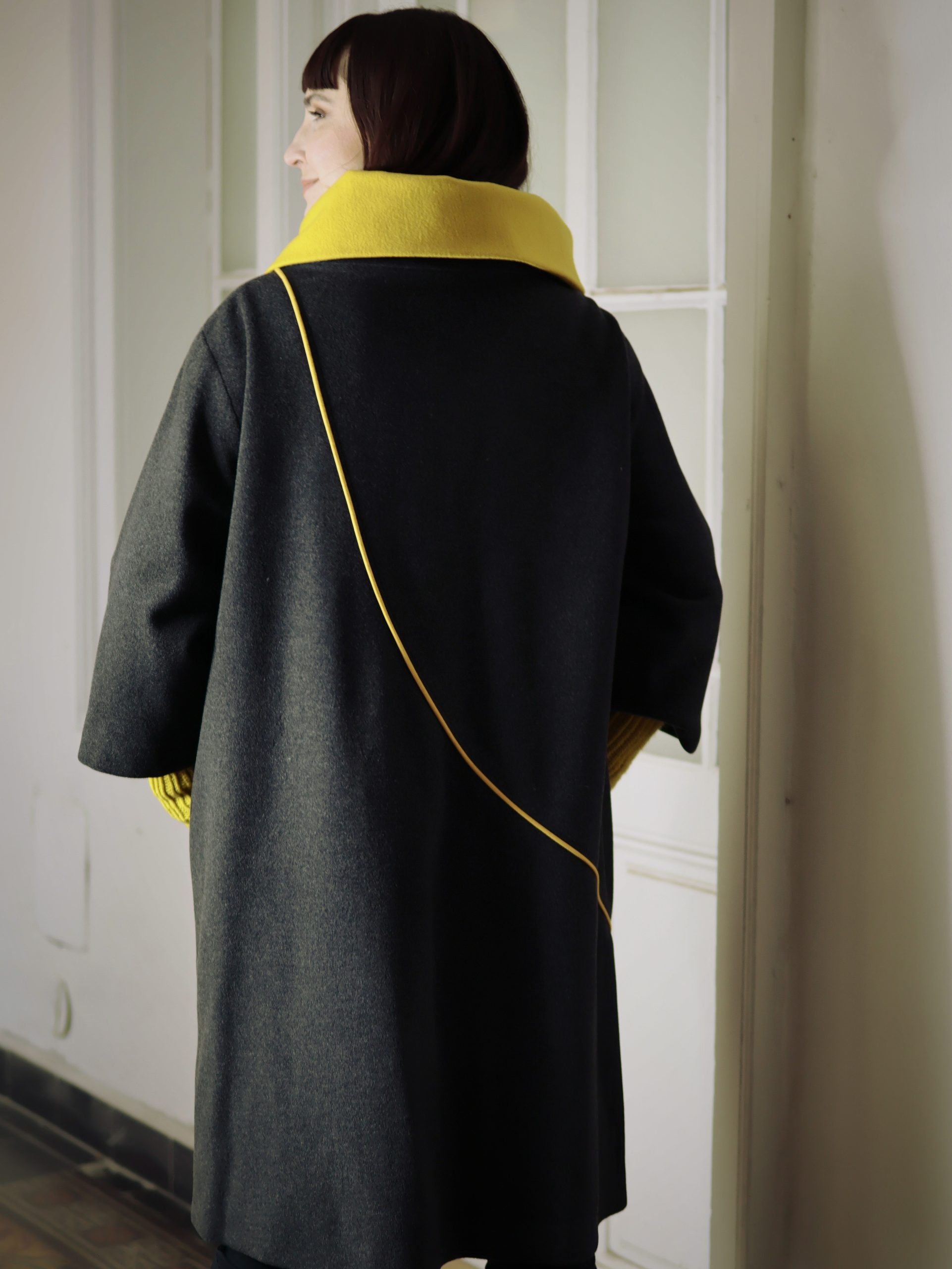 kabát s náplety černožlutý2