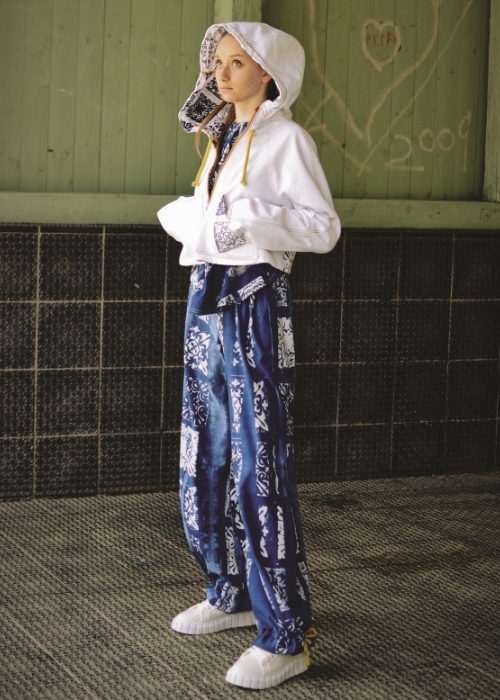 Kalhoty modré s bílým tiskem