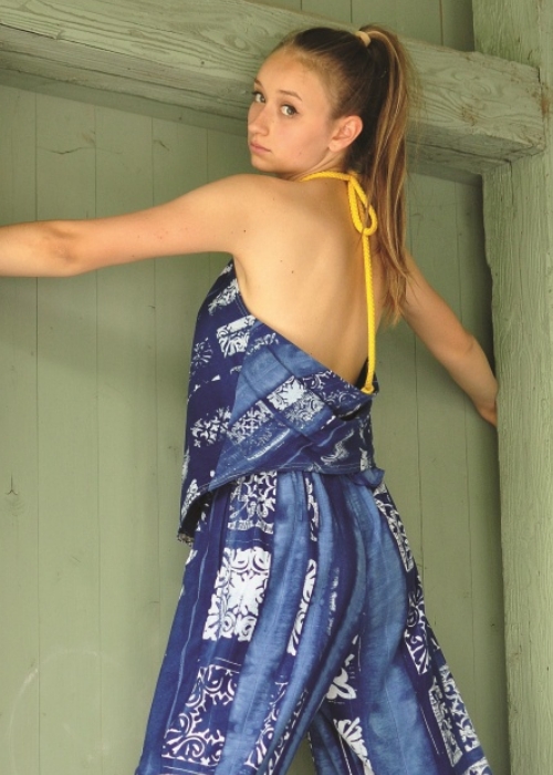 Top modrý zavazovací s bílým tiskem